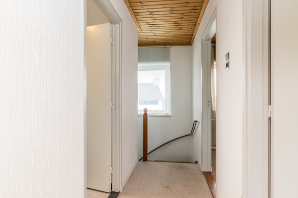 Foto - Te koop: Deels te moderniseren splitlevel drive-in woning (bouwjaar 1963) met 128 m² woonoppervlakte, 3 slaapkamers, tuin en een inpandige garage in Simpelveld